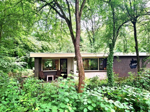 Charming 2-bedroom bungalow with WiFi and AC in a quite forest