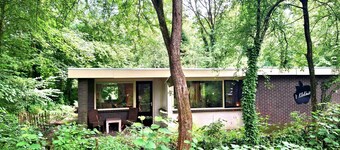 Charming 2-bedroom bungalow with WiFi and AC in a quite forest