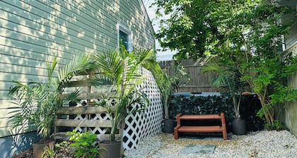 Charming Home with Game Room and Pool table to enjoy in beautiful Norfolk