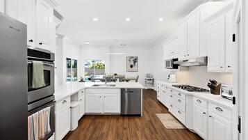 Microwave, oven, dishwasher, coffee/tea maker