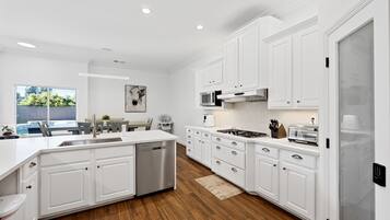 Microwave, oven, dishwasher, coffee/tea maker