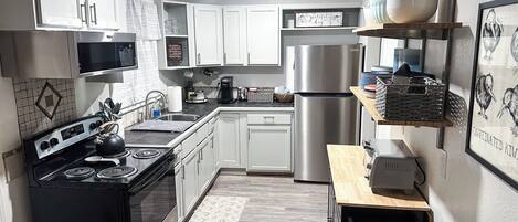 Refrigerador, microondas, horno y parrilla de estufa