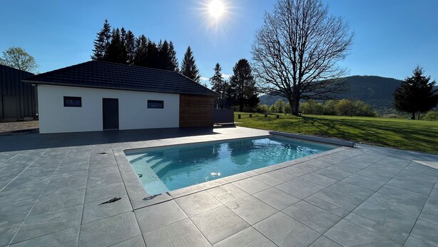 A modern house with a swimming pool, surrounded by a well-maintained lawn and trees. - Gîte Du Vieux Chêne (Plaine)