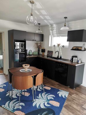 Kjøleskap, mikrobølgeovn, ovn og kokeplater