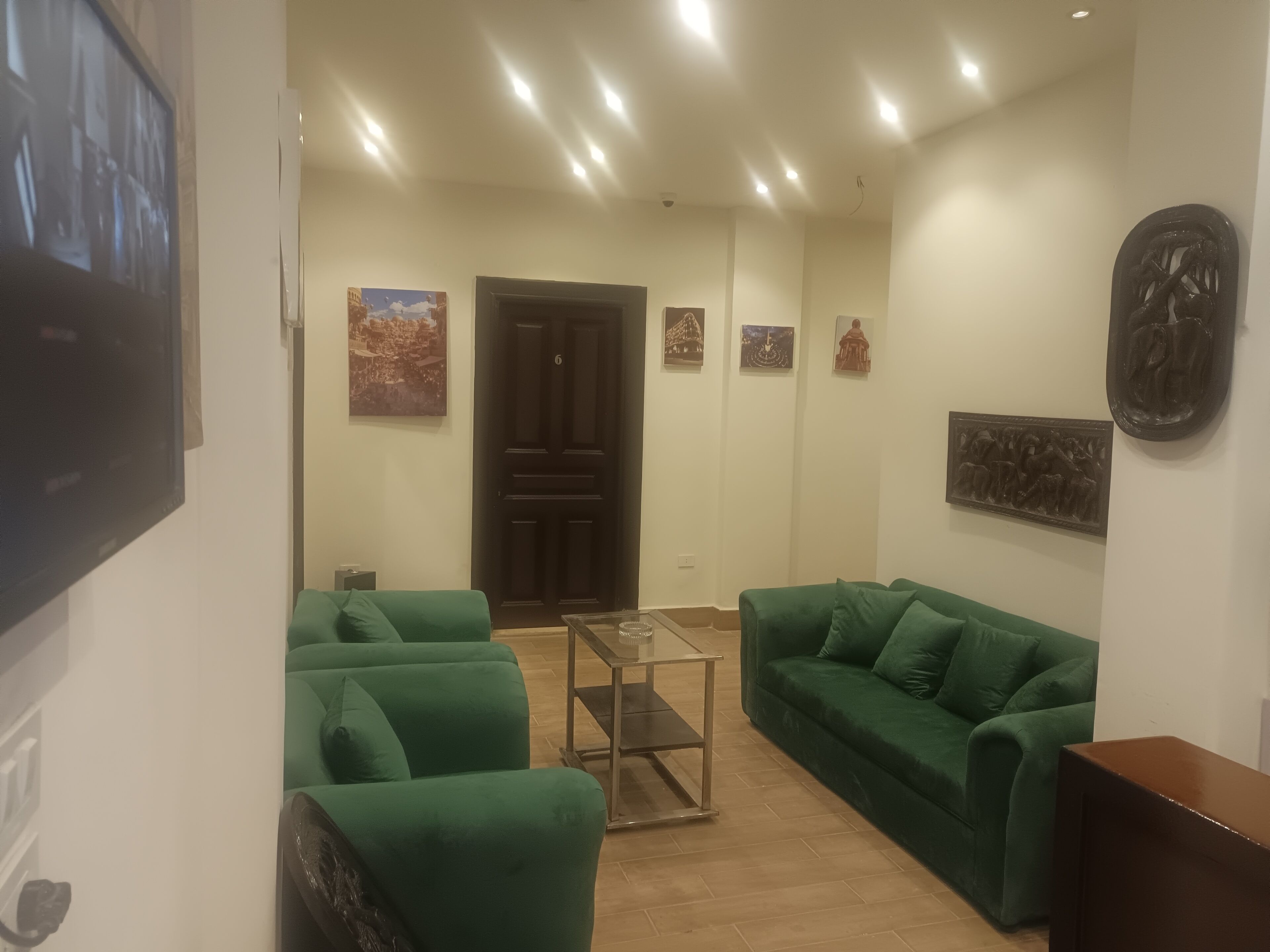 Deluxe Single Room | Ruang tamu | 32 inci televisyen dengan satelit 