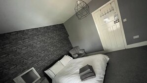 Room - Main Street Cozy Apartment in Newark (Newark)