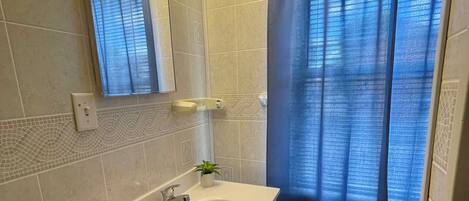 Secador de pelo, toallas, papel higiénico