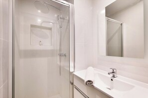 Dusche, Haartrockner, Handtücher, Seife