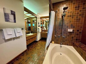 Shower, eco-friendly toiletries, hair dryer, towels - Panoramic Ocean View Kapalua Villa #321 (Lahaina)