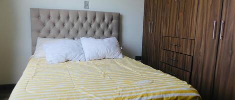 1 habitación, tabla de planchar con plancha, wifi y ropa de cama