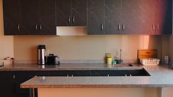 Refrigerador, horno, parrilla de estufa y licuadora
