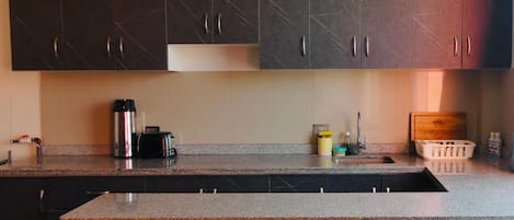 Refrigerador, horno, parrilla de estufa y licuadora