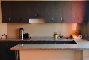 Kjøleskap, ovn, kokeplater og hurtigmikser