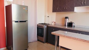 Refrigerador, horno, parrilla de estufa y licuadora 