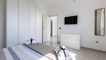 2 bedrooms, iron/ironing board, bed sheets