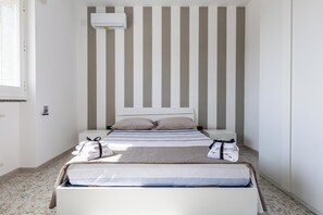 2 habitaciones, tabla de planchar con plancha y ropa de cama 