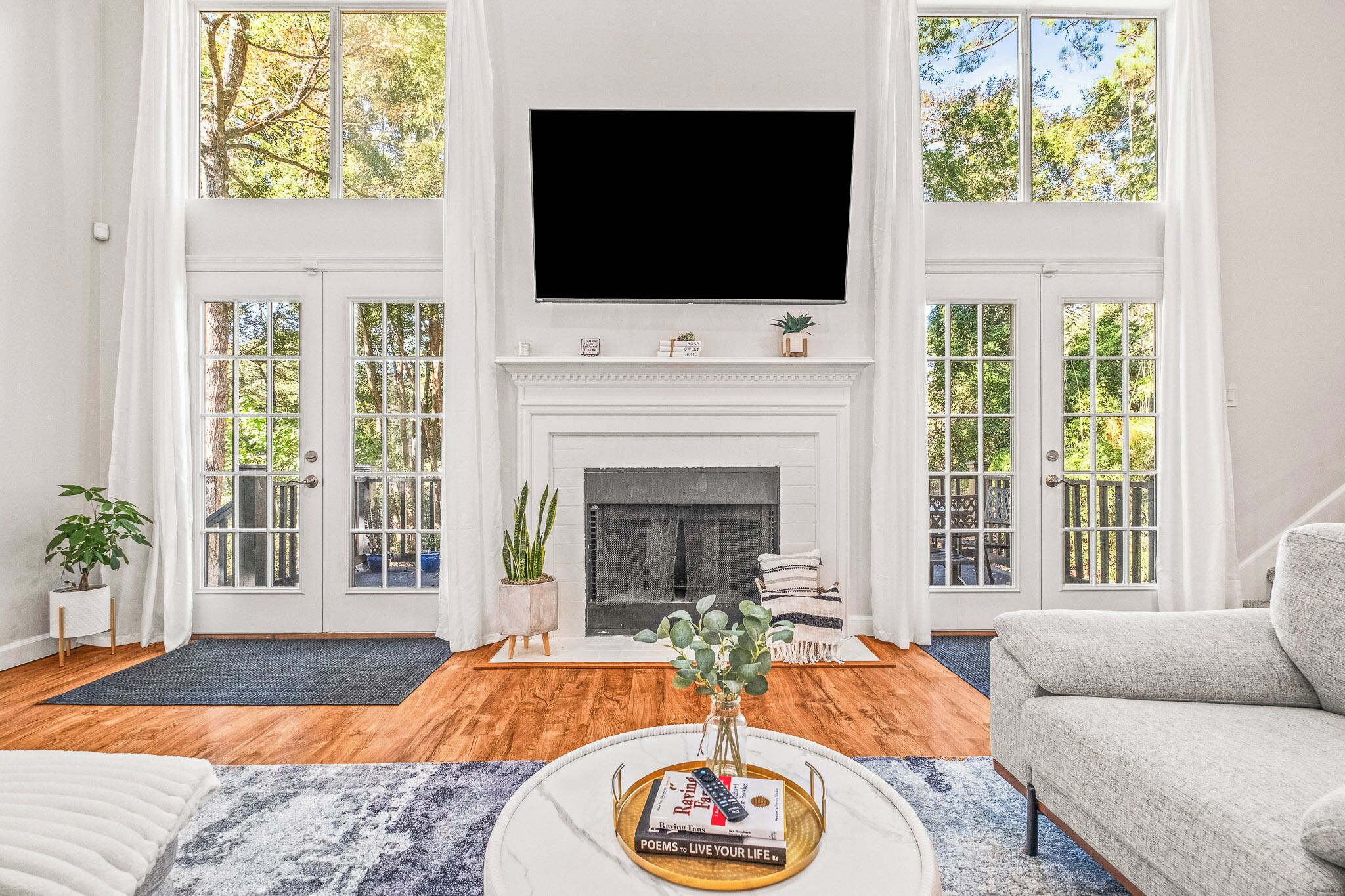 Una Smart TV, una chimenea, libros