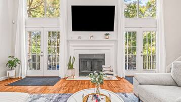 Una Smart TV, una chimenea, libros