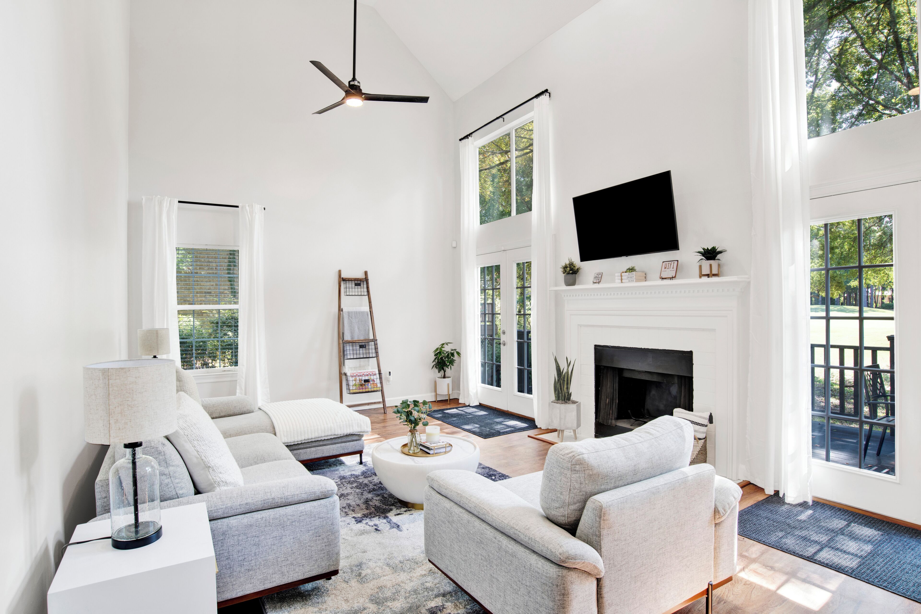 Discover Daphne's mystery cottage: Golf Course, Yacht Club, pool retreat!