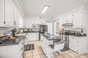 Fridge, microwave, oven, stovetop - Discover Daphne's mystery cottage: Golf Course, Yacht Club, pool retreat! (Daphne)