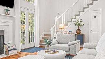 Una Smart TV, una chimenea, libros