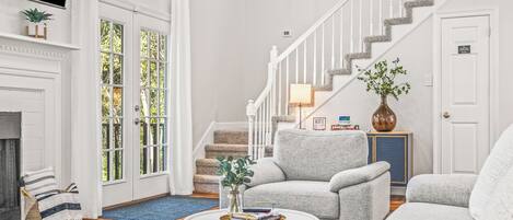 Smart-TV, Kamin, Bücher