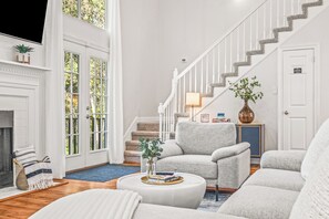 Smart TV, fireplace, books - Discover Daphne's mystery cottage: Golf Course, Yacht Club, pool retreat! (Daphne)