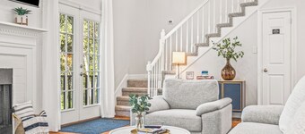 Discover Daphne's mystery cottage: Golf Course, Yacht Club, pool retreat!