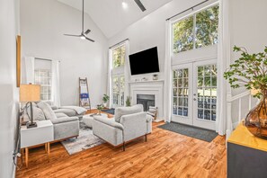 Smart TV, fireplace, books - Discover Daphne's mystery cottage: Golf Course, Yacht Club, pool retreat! (Daphne)