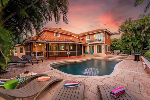 6BR Lux house w/ bayviews near beach| Pool| Spa|