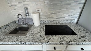 Microondas, horno, placa de cocina, utensilios de cocina