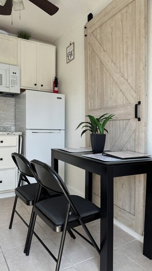 Microondas, horno, placa de cocina, utensilios de cocina