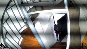 A spiral staircase with metal railings and wooden steps. - New Furn 1 Br/1 Bath/Kitchen, Manila-Univ Belt, AC, Hot water, Wifi, Netflix -u2 (Manila)