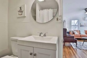 Hair dryer, towels - Cozy & Quiet Escape Near Shopping & Restaurants (Salem)