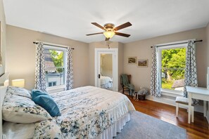 4 bedrooms, iron/ironing board, free WiFi, bed sheets - Craftsmen Style Home near campus and downtown (Ames)