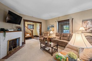 Smart TV, video games - Craftsmen Style Home near campus and downtown (Ames)