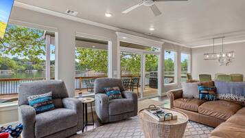 智能電視、壁爐、電子遊戲