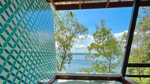Bungalow, quang cảnh hồ | Két bảo mật tại phòng, bàn, bàn ủi/dụng cụ ủi quần áo 