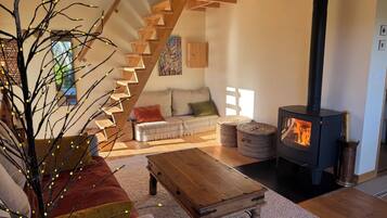 Televisión, chimenea, libros, estéreo