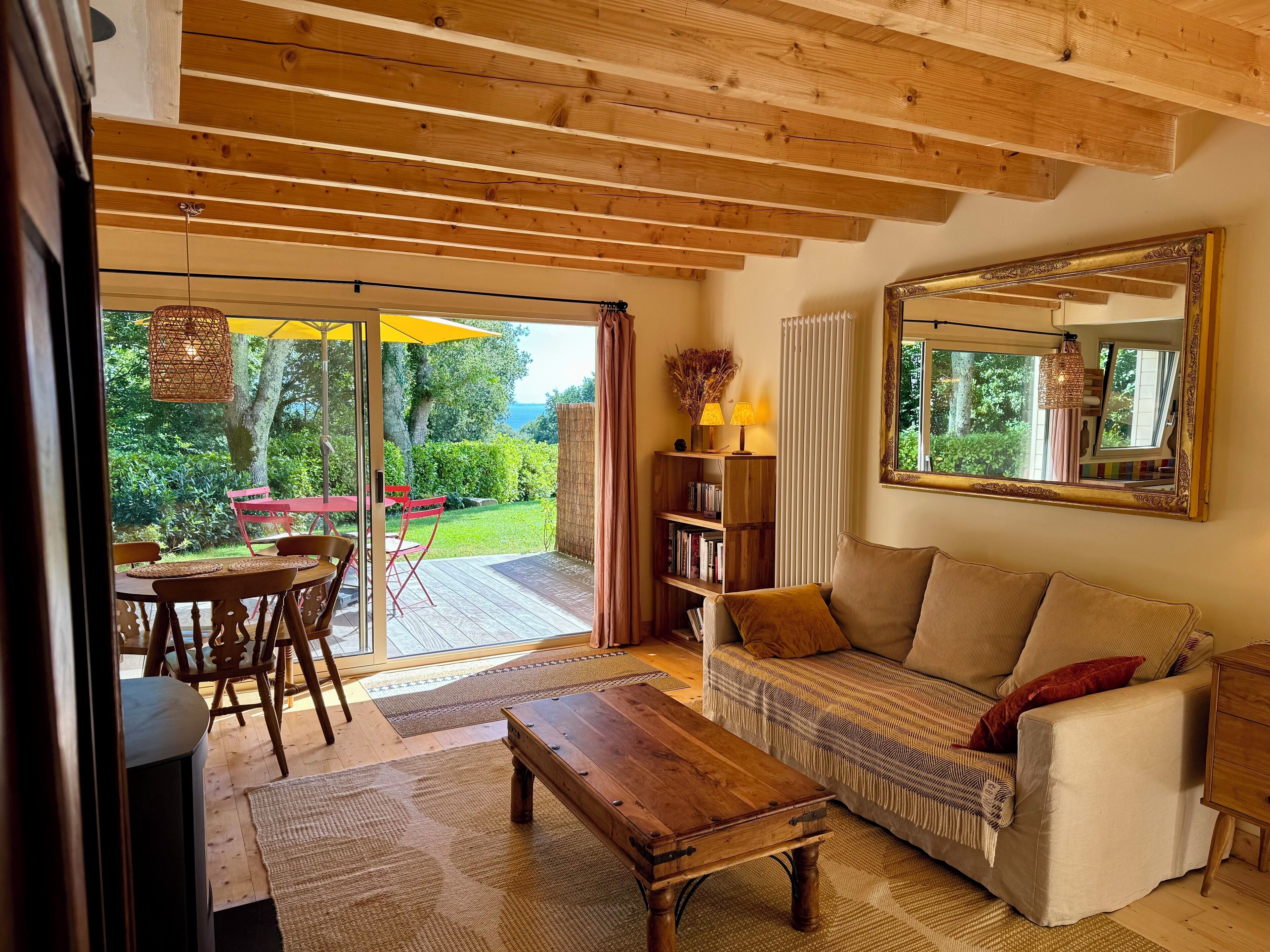 Fernseher, Kamin, Bücher, Stereoanlage