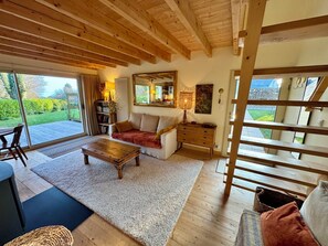 Fernseher, Kamin, Bücher, Stereoanlage