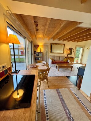 Fernseher, Kamin, Bücher, Stereoanlage