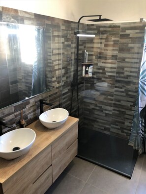 Douche, sèche-cheveux, serviettes fournies, savon