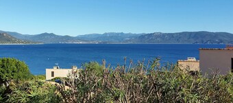 Porto Pollo, 30m2 fully-equipped apartment, air-conditioning, magnificent sea view over Golfe du Valinco