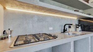 Studio – classic | Eget kjøkken | Kaffetrakter/tekoker, kjøleskap, mikrobølgeovn og kokeplater