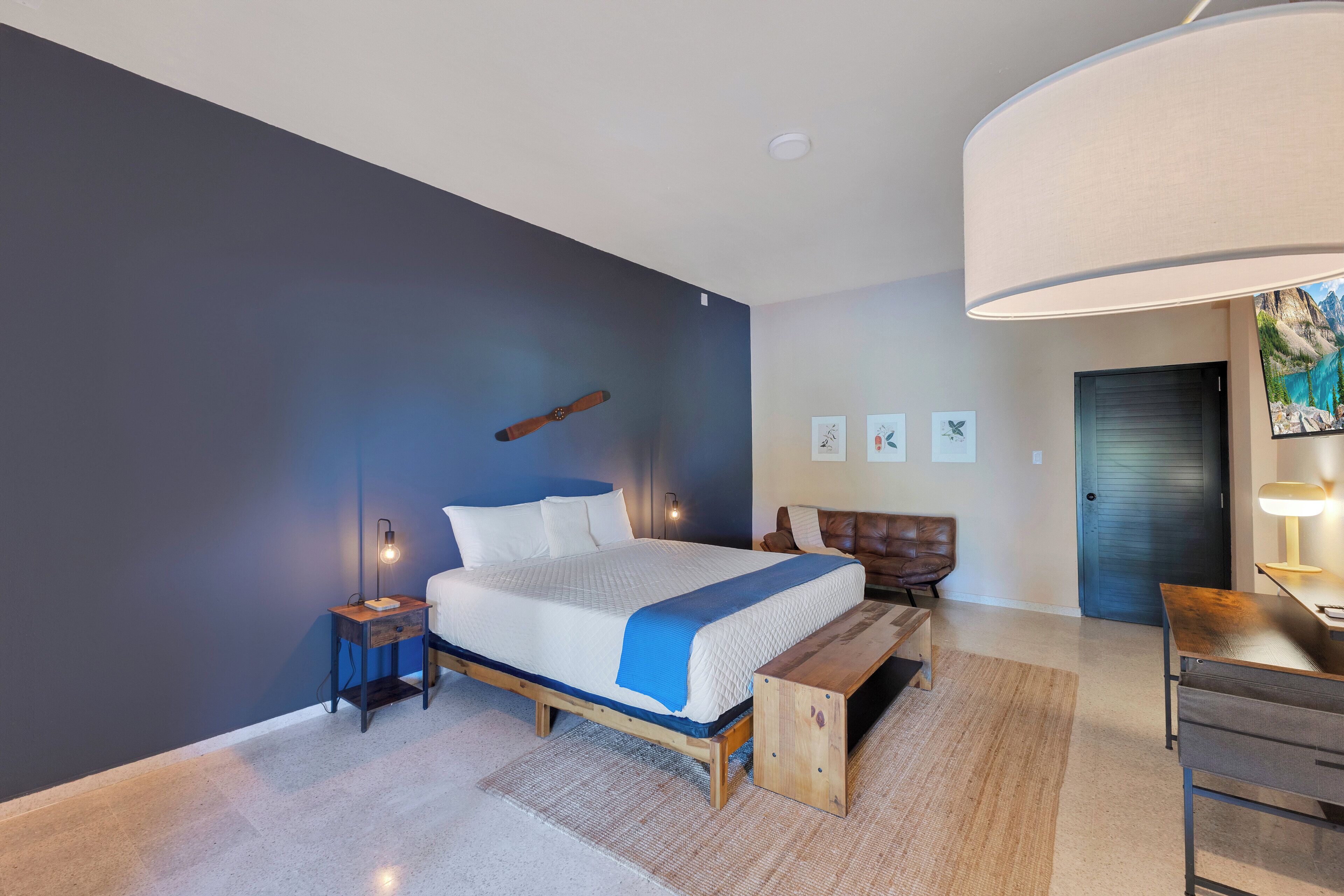 Classic Studio | Desk, laptop workspace, soundproofing, free WiFi