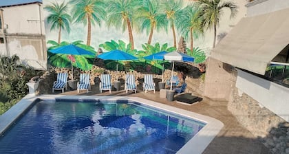 Steps From Main Beaches & Ocean View From Pool