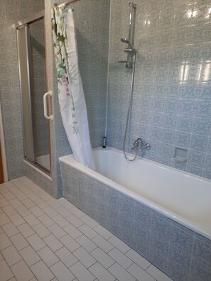 Hårtørrer, bidet, håndklæder, Sæbe