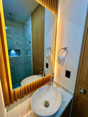 Standard-Apartment, Balkon, Stadtblick | Badezimmer