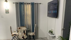 Dining - Rejuvenate in style-1br/1bth, AC, Hot Water, Gated Community, Close excursions (Tower Isle)